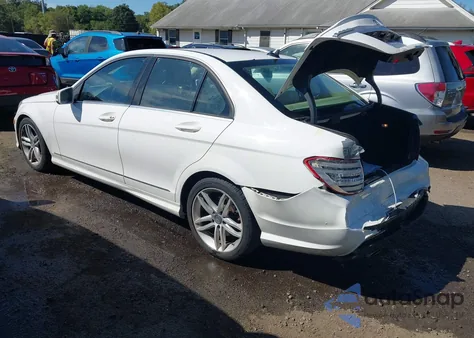 2013 Mercedes-Benz C 300 Sport 4Matic z USA, uszkodzony, nr VIN WDDGF8AB6DR278419